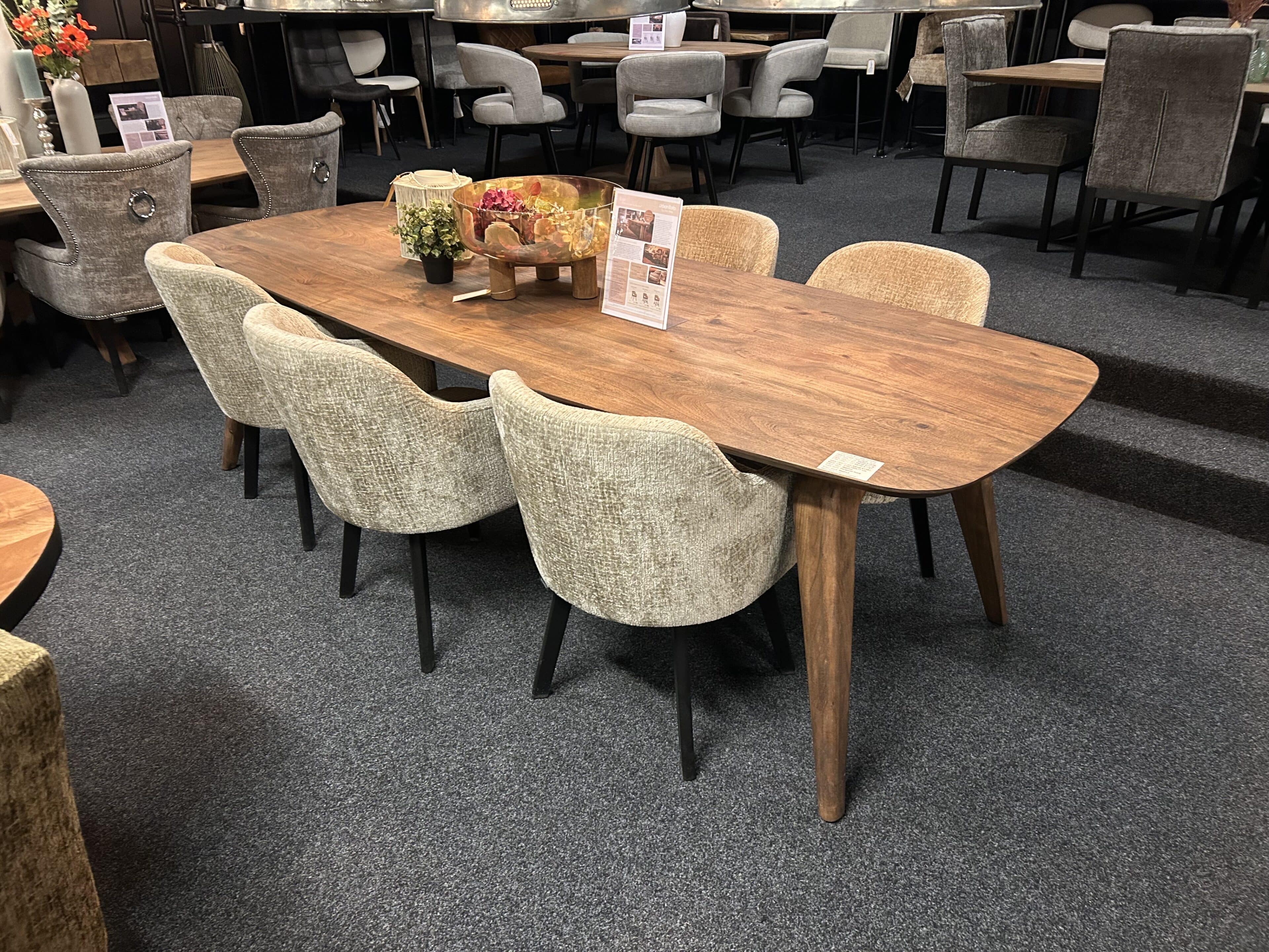 SHOWMODEL UrbanSofa Bruuts eettafel Deens ovaal verjongde rand penpoot hout 270 cm Acacia Walnut