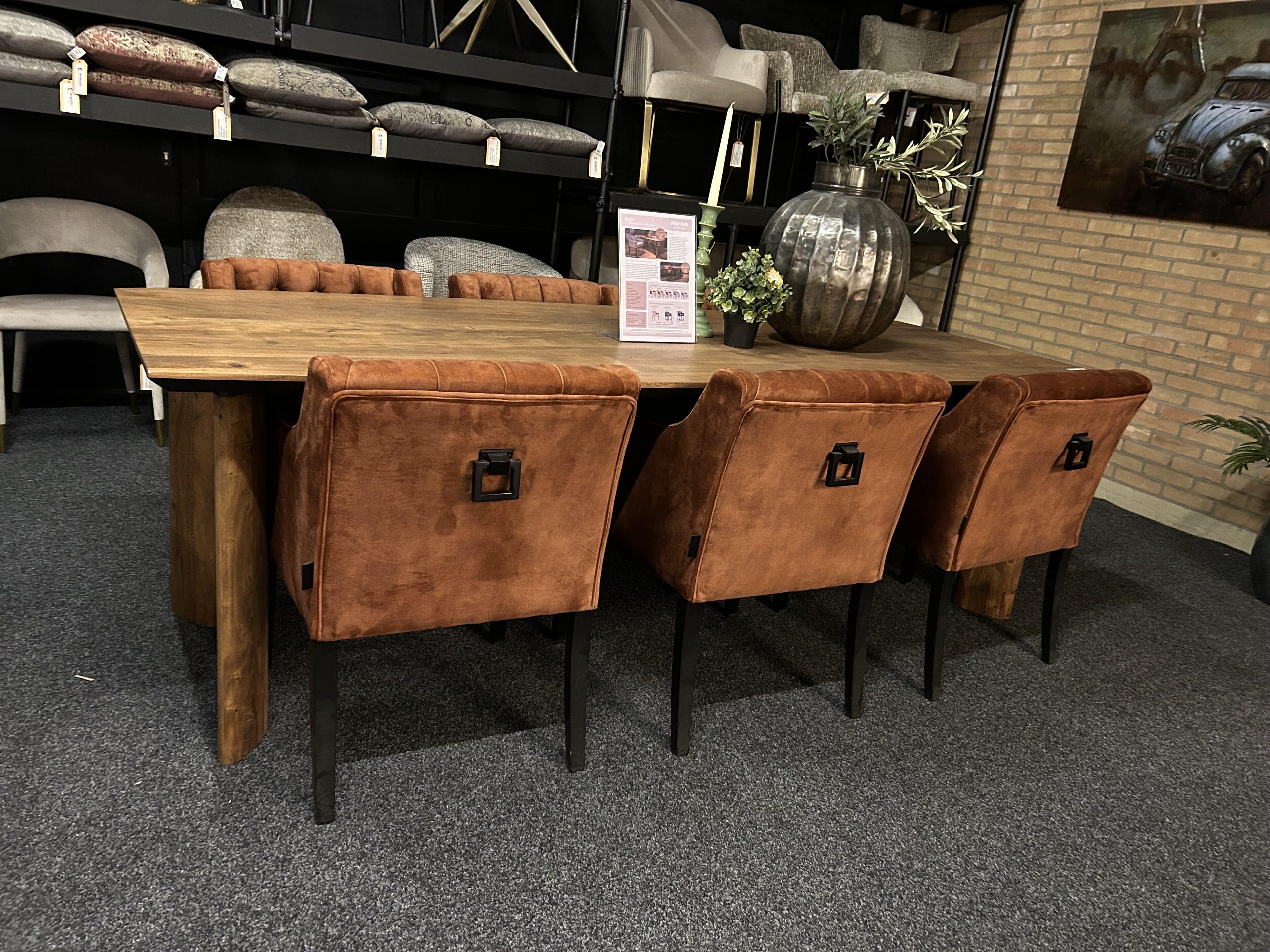 SHOWMODEL UrbanSofa Bruuts eettafel Eclips verjongde rand blokpoot hout eclips 240 cm Acacia Elmwood