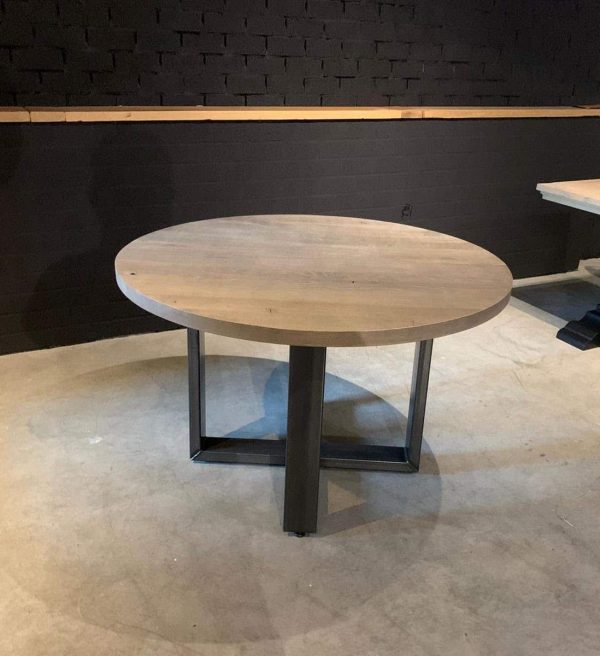 SHOWMODEL eettafel rond 120 cm met U-kruis-poot metaal zwart