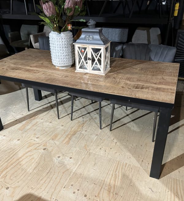 SHOWMODEL eettafel 190 cm met zwarte rand en zwarte poot metaal