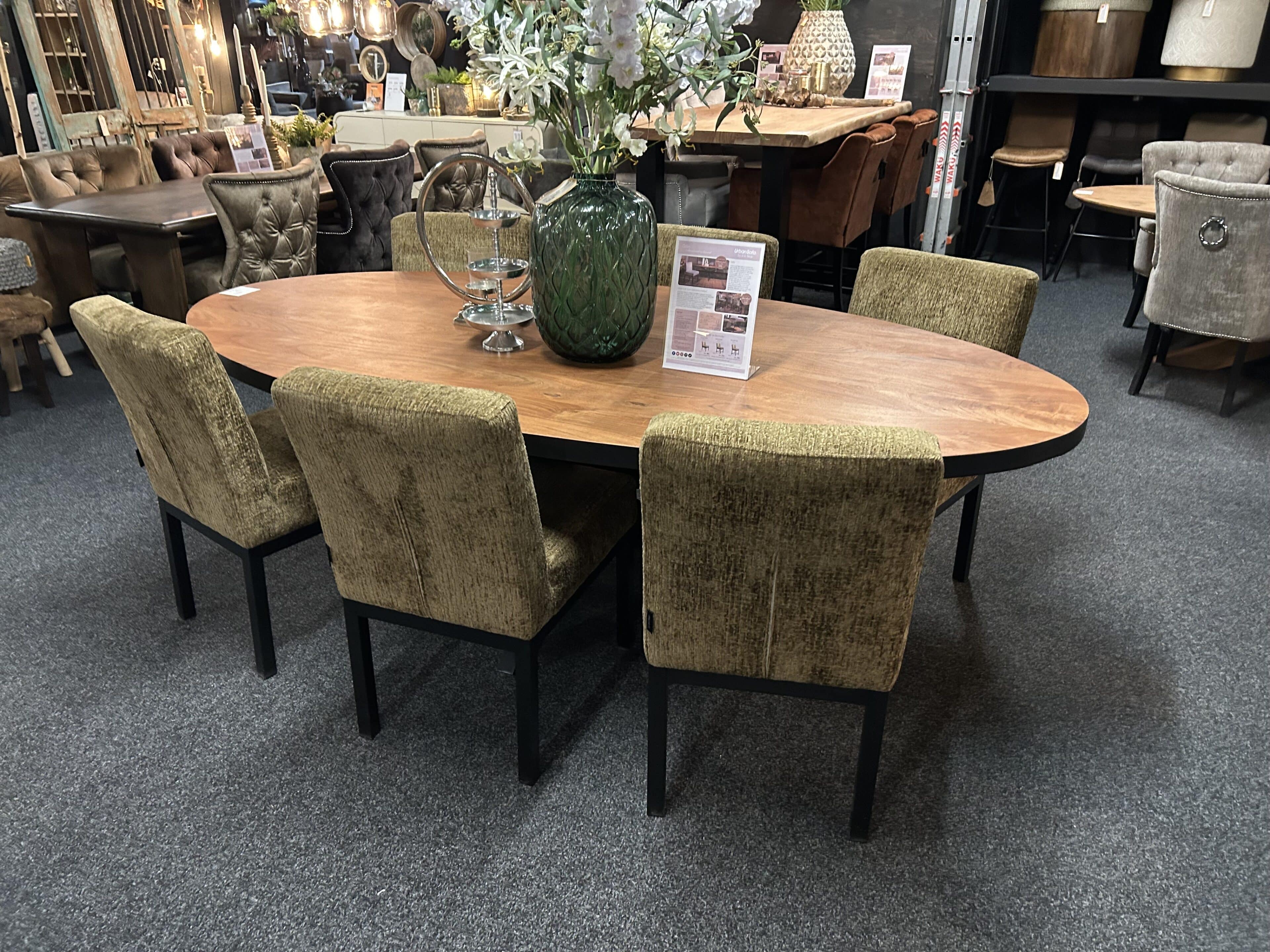 SHOWMODEL UrbanSofa Bruuts eettafel Ovaal rechte rand spinpoot zwart recht metaal 240 cm Acacia Jacaranda