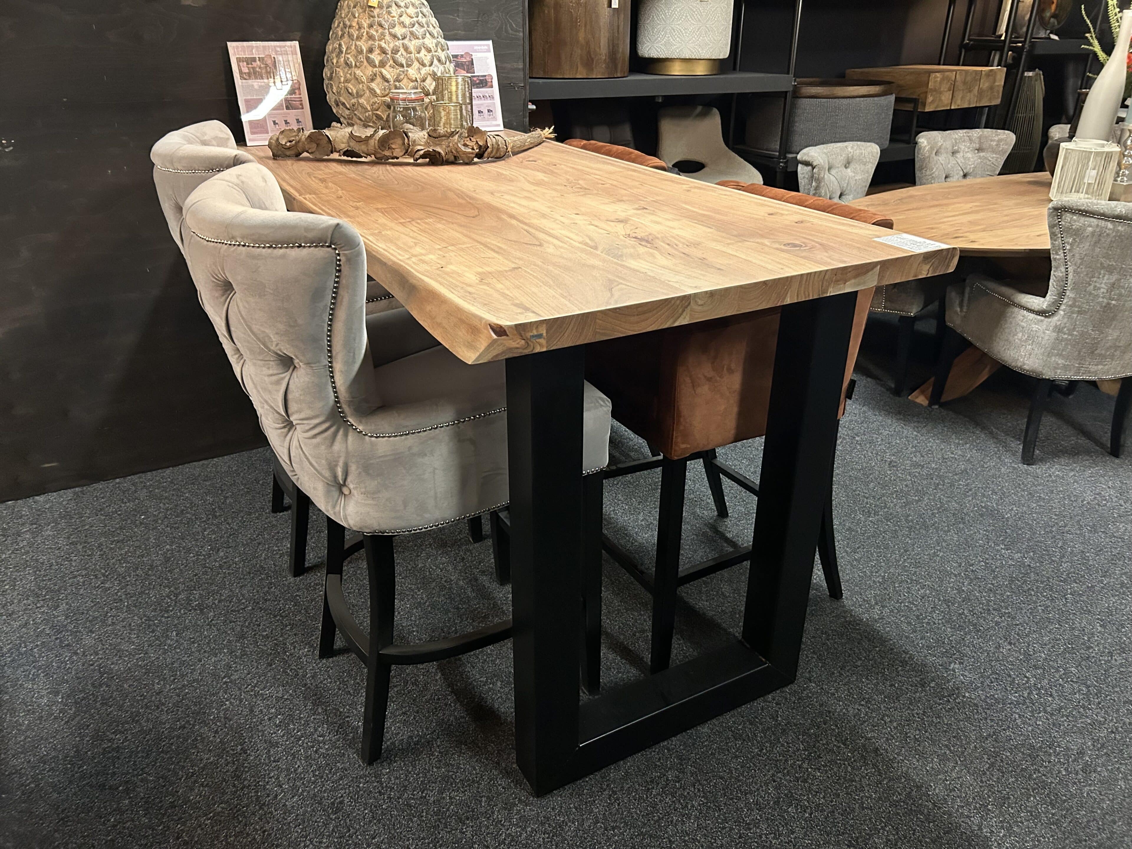 SHOWMODEL UrbanSofa Bruuts bartafel hoog Rechthoek Live Edge 200 cm metaal U-poot hoog Acacia Matt Lacquer