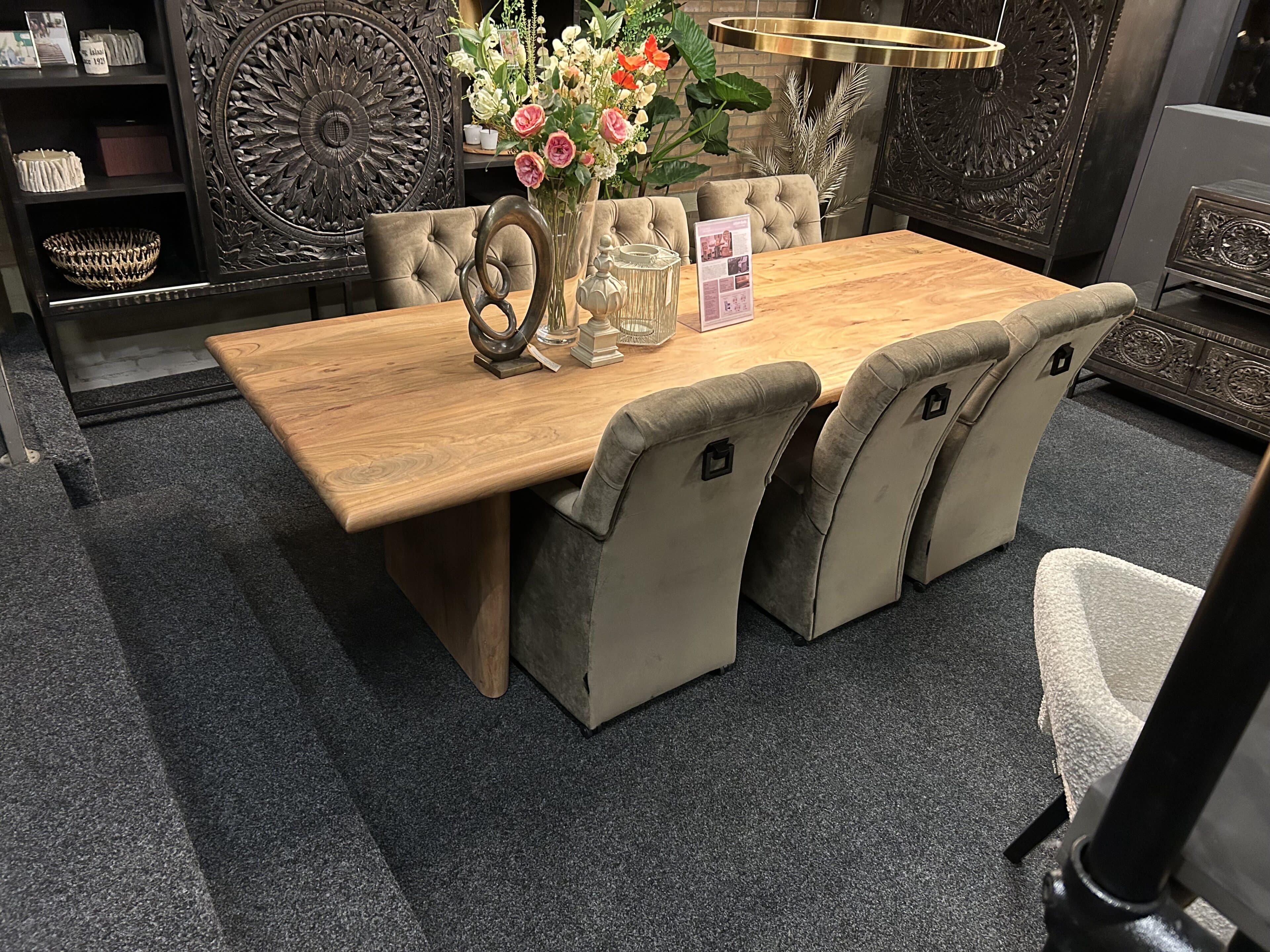 SHOWMODEL UrbanSofa Bruuts eettafel Rechthoek afgeronde rand kolompoot hout afgerond 270 cm Acacia Matt Lacquer