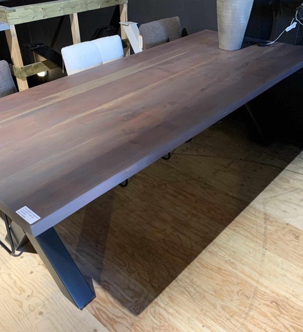 SHOWMODEL UrbanSofa eettafel Rocco 240 cm met X-leg metaal zwart greywash acacia