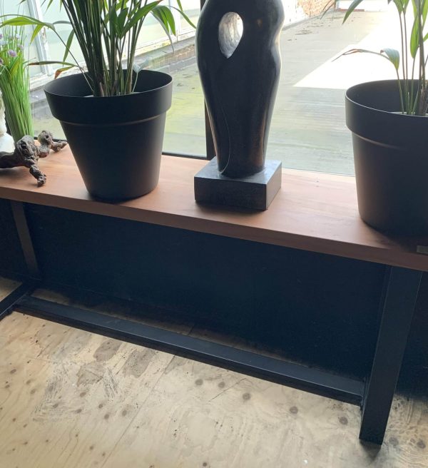 SHOWMODEL UrbanSofa sidetable Rocco acacia U-leg metaal zwart blank acacia