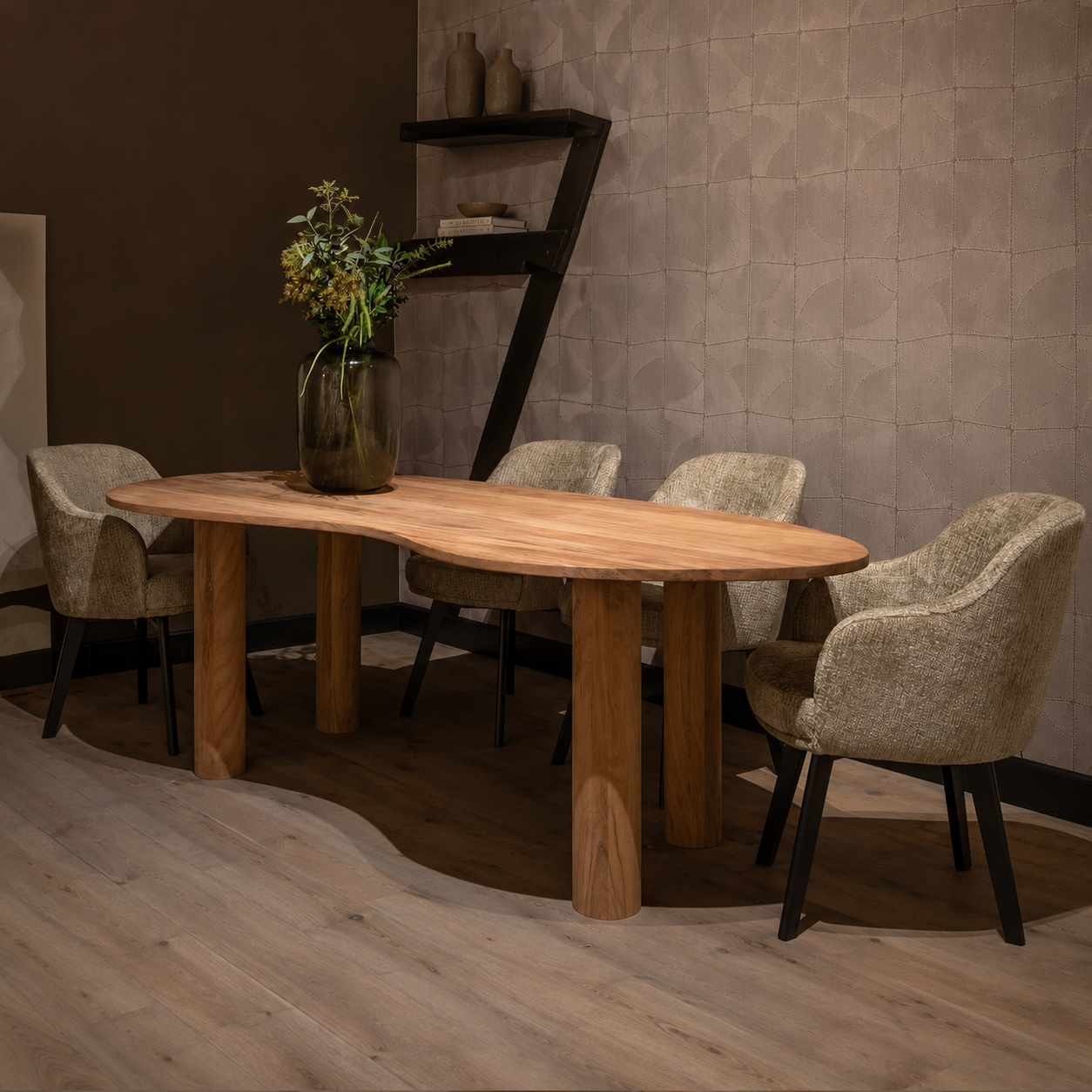 Bruuts-Florencia-Eettafel-UrbanSofa-Evan-Eetkamerfauteuil-Kensington-Desert