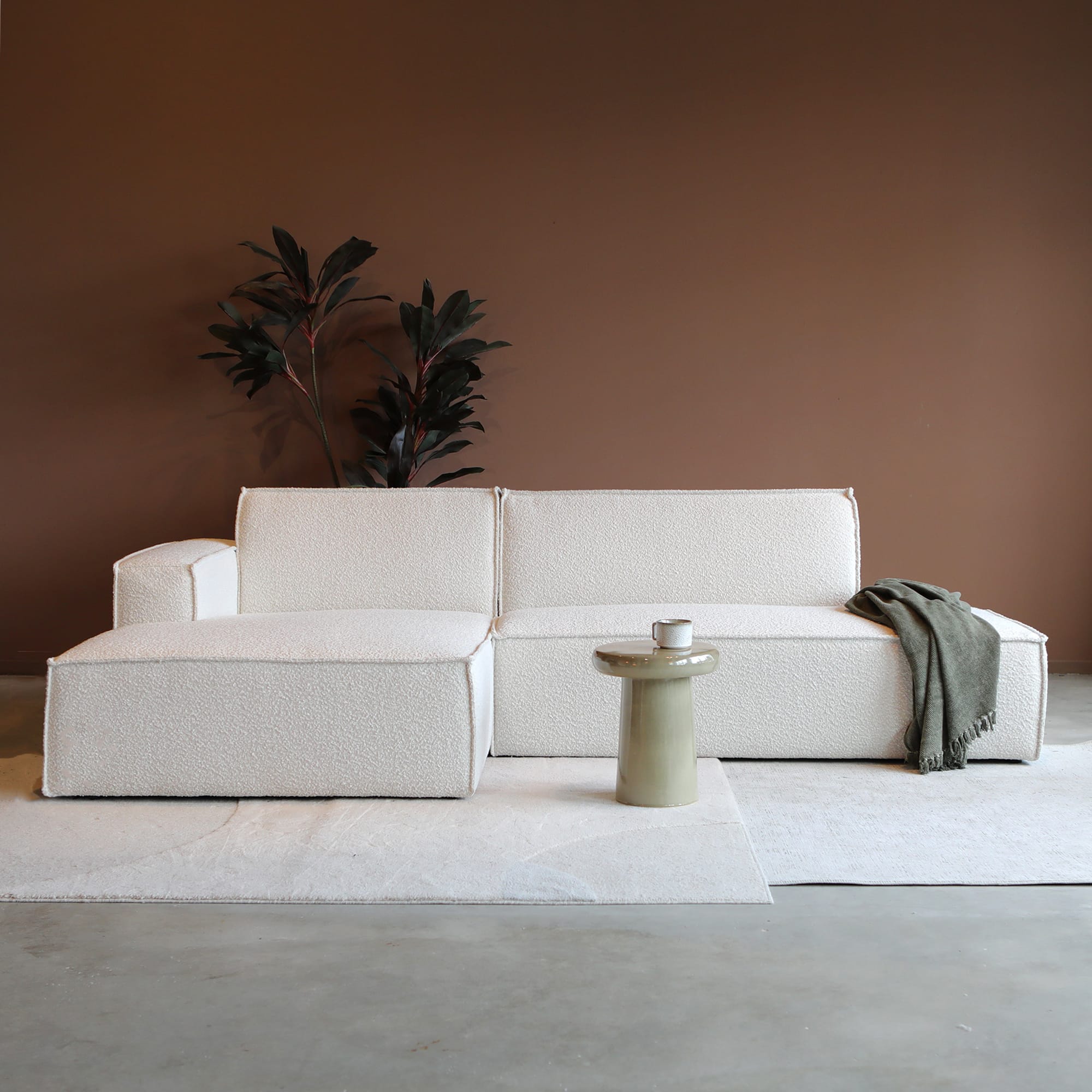 PEPP Interiors loungebank Enzo lounge links wit bouclé