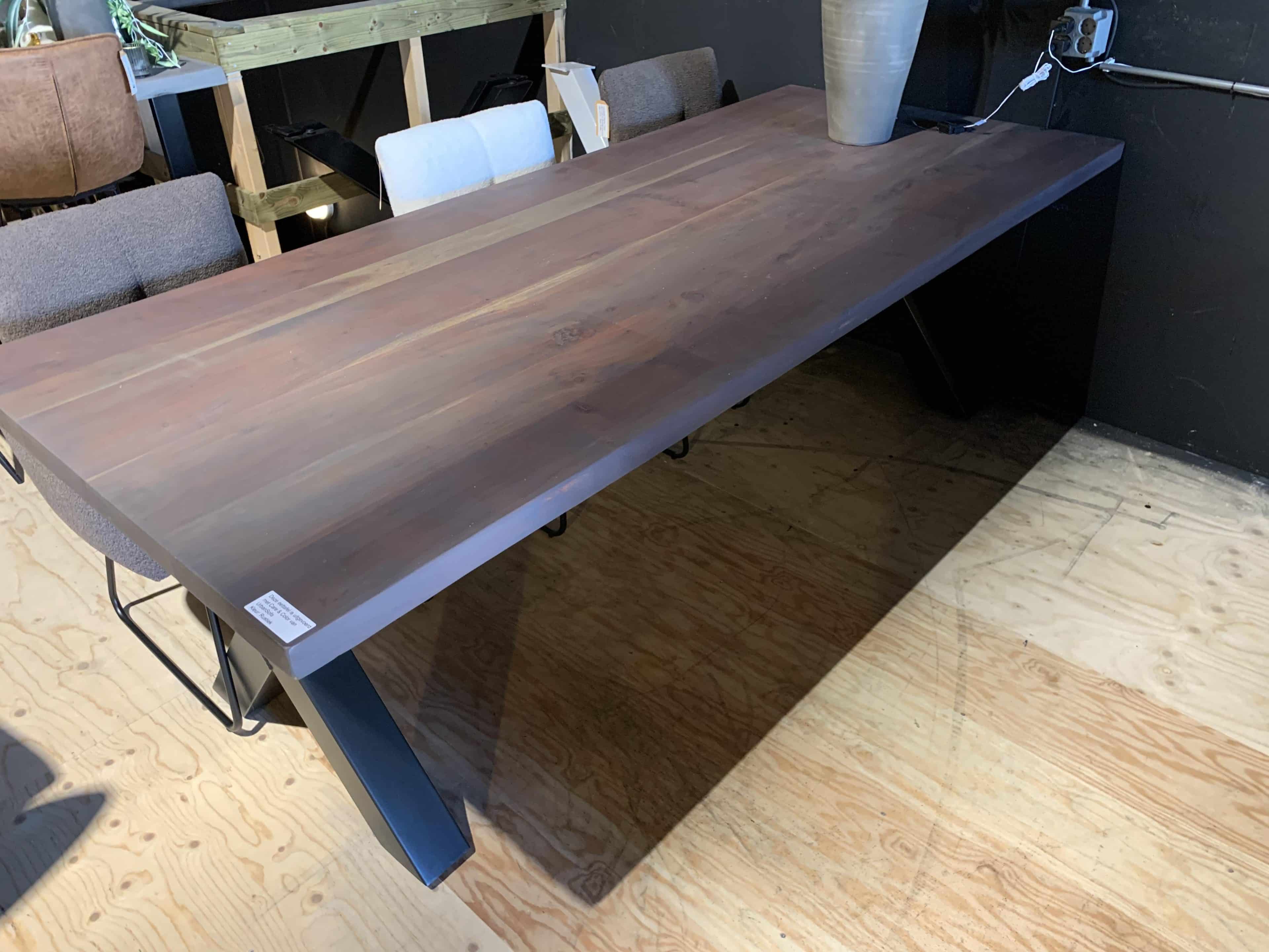 SHOWMODEL UrbanSofa eettafel Rocco 240 cm met X-leg metaal zwart greywash acacia