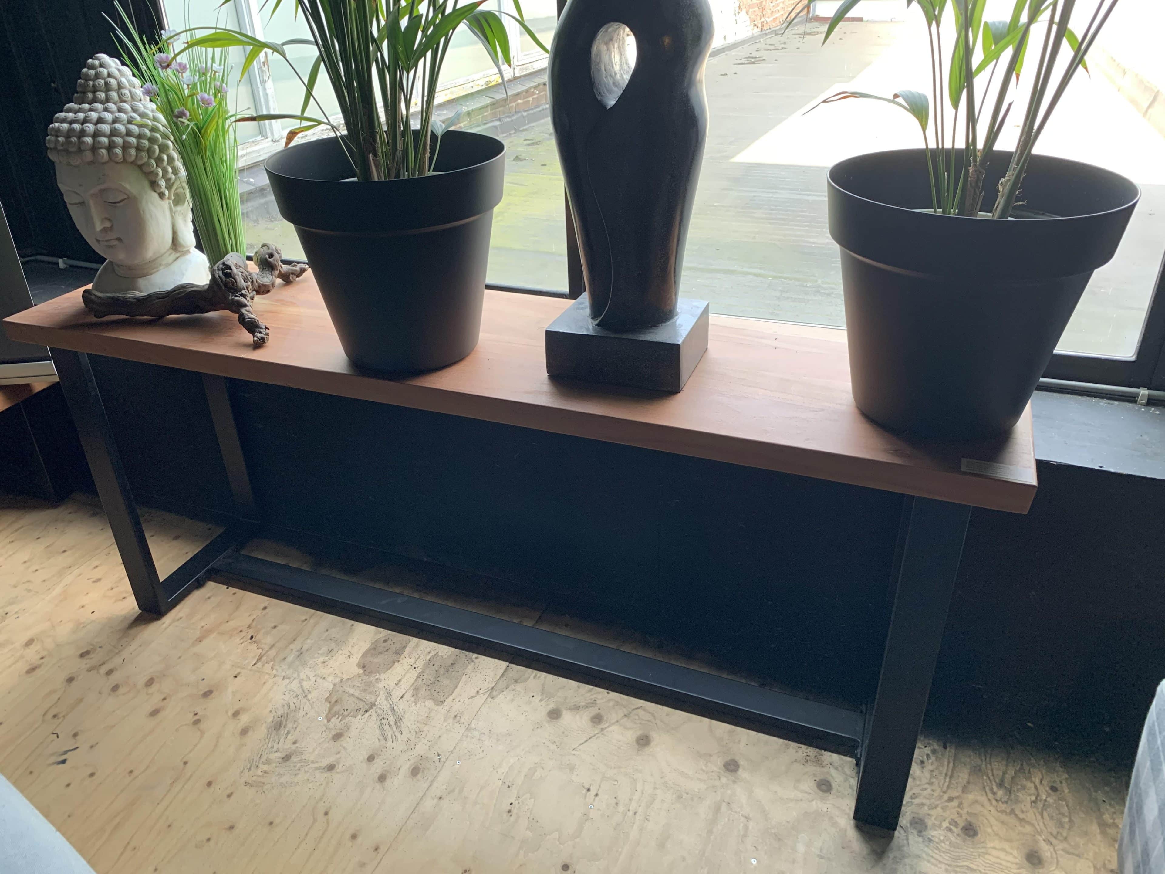 SHOWMODEL UrbanSofa sidetable Rocco acacia U-leg metaal zwart blank acacia