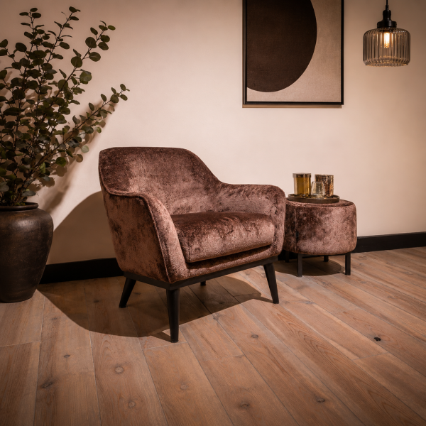 UrbanSofa-Timo-Fauteuil-in-Eden-Plum-en-Paris-Hocker-1