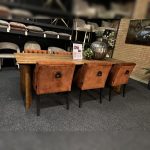 SHOWMODEL UrbanSofa Bruuts eettafel Eclips verjongde rand blokpoot hout eclips 240 cm Acacia Elmwood